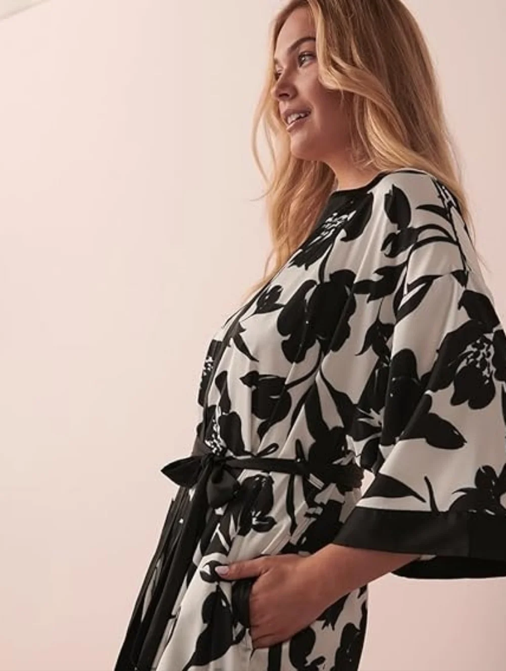 La Vie En Rose Women's Feminine Black & White Floral Satin Robe Size Small - Picture 2 of 9